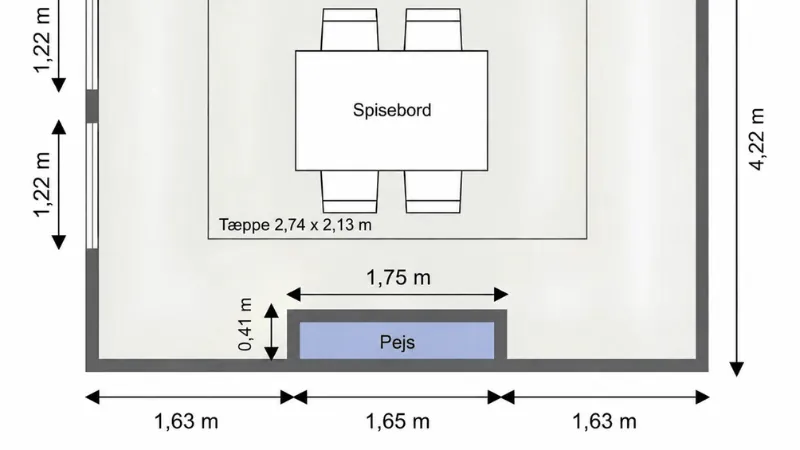 Plantegning af et spiseområde med spisebord, tæppe og pejs, vist med mål i meter.