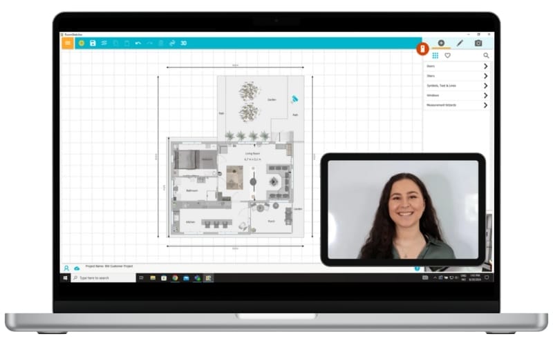 Ein Laptop-Bildschirm zeigt einen Grundriss in einer Design-Software-Oberfläche, mit einem Videoanruf-Fenster in der Ecke, in dem eine lächelnde Frau mit langen dunklen Haaren zu sehen ist.