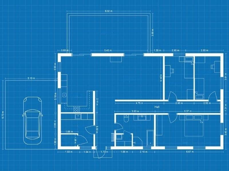 Bauplan eines einstöckigen Hauses mit Maßangaben. Der Grundriss umfasst einen Carport, eine Küche, Waschküche, Abstellraum, Wohnzimmer, Balkon, zwei Schlafzimmer, einen Flur, ein Badezimmer, eine Sauna und ein großes Hauptschlafzimmer. Die Maße sind entlang der Wände in Metern angegeben, und die Möbel sind durch einfache Umrisse dargestellt. Das Design bietet einen offenen Wohnbereich mit Zugang zum Balkon.