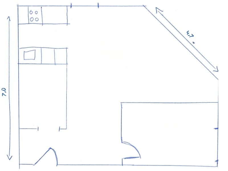 Handgezeichnete Grundrissskizze mit einem einfachen Einzimmer-Grundriss. Ungefähre Maße sind angegeben: 7,30 m entlang der linken Seite und 4,67 m an einer diagonalen Wand. Wände und Einbauten sind mit blauer Tinte grob skizziert, mit minimalen Details.