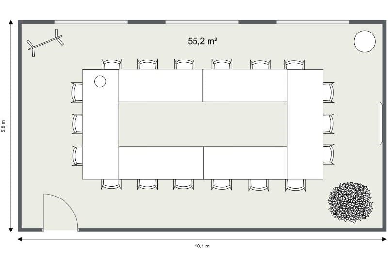 2D-Grundriss eines Konferenzraums im Sitzungssaal-Layout mit Maßangaben