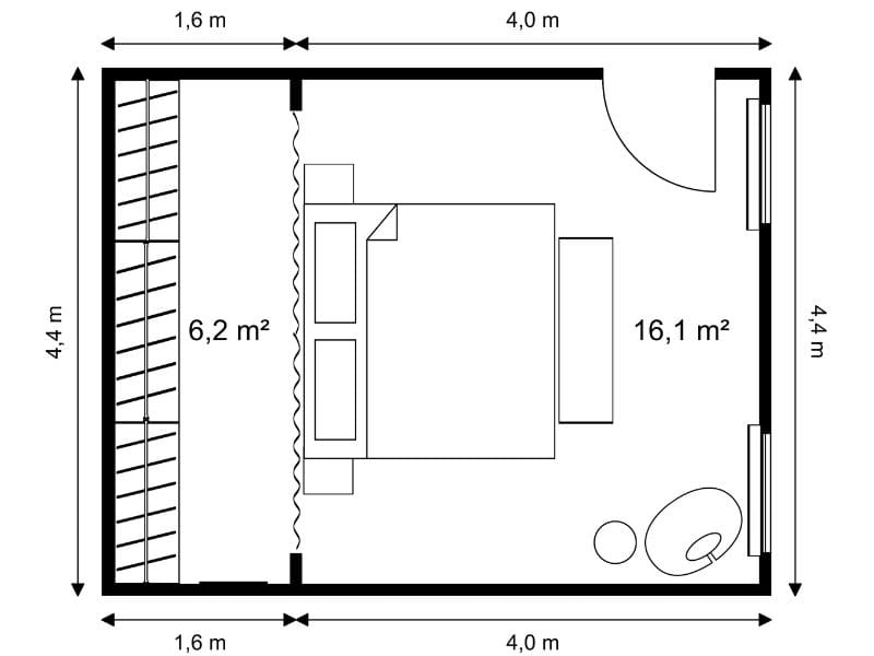 Grundriss des Hauptschlafzimmers mit Maßen, Doppelbett, begehbarem Kleiderschrank und Sitzbereich in einem großen Haus