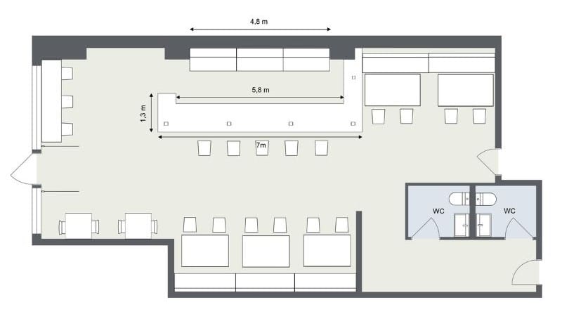 2D-Bar-Grundriss mit eingezeichneten Maßen, Barbereich, Sitzplätzen und Sanitäranlagen.