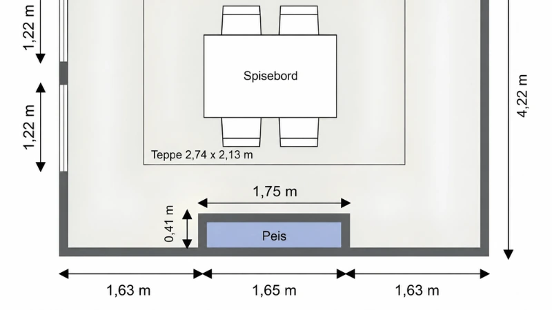 Plantegning av et spiseområde med spisebord, teppe og peis, vist med mål i meter.